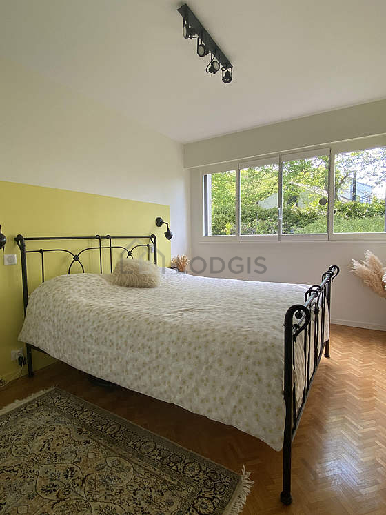 Chambre avec du parquet au sol