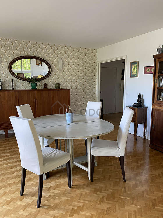 Salle à manger équipée de table à manger, bibliothèque