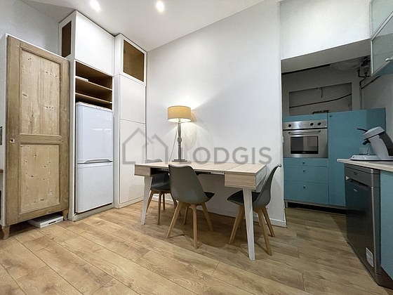 Cuisine équipée de lave linge, réfrigerateur, hotte, vaisselle