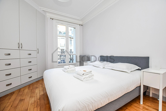 Chambre avec fenêtres