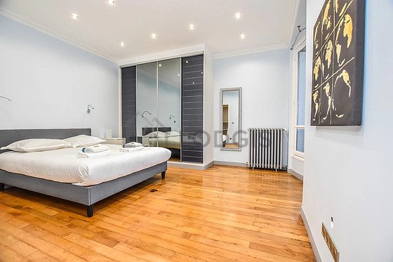Chambre avec fenêtres
