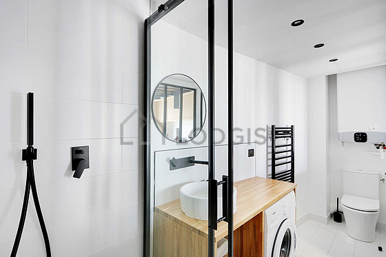 Salle de bain équipée de lave linge, douche séparée