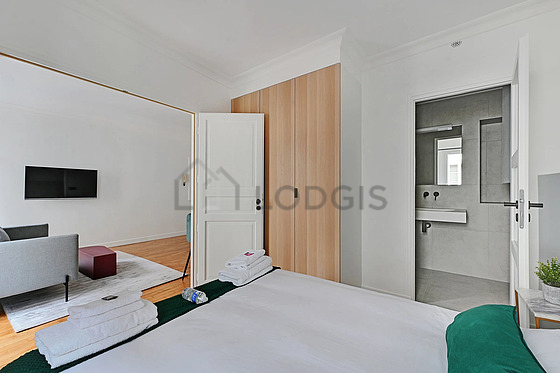 Chambre avec fenêtres
