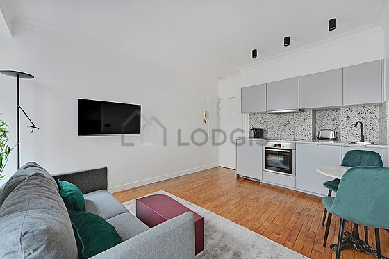 Cuisine équipée de lave vaisselle, plaques de cuisson, réfrigerateur, hotte