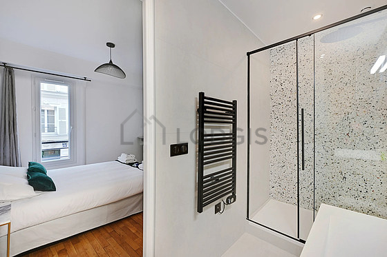 Salle de bain équipée de lave linge, douche séparée, sèche cheveux