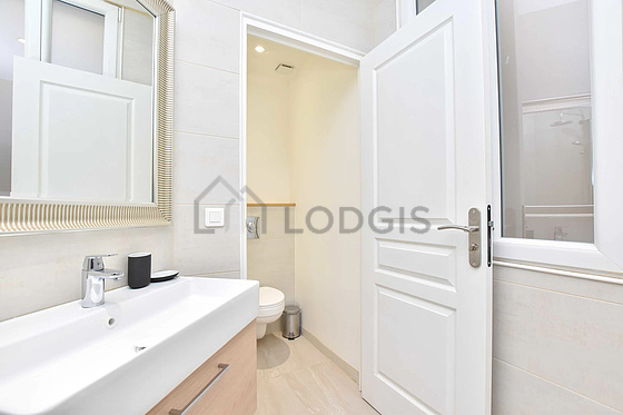 Salle de bain équipée de douche séparée