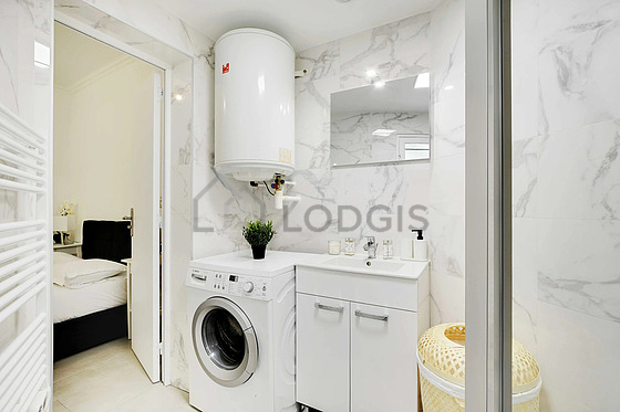 Salle de bain équipée de douche séparée, sèche cheveux