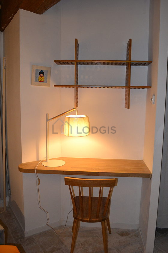 Chambre équipée de bureau, penderie, placard, 1 chaise(s)