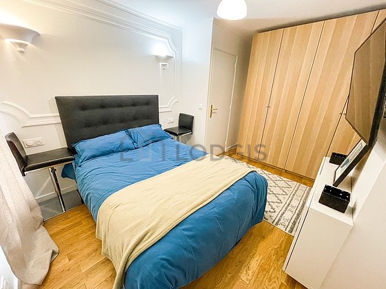 Chambre avec fenêtres