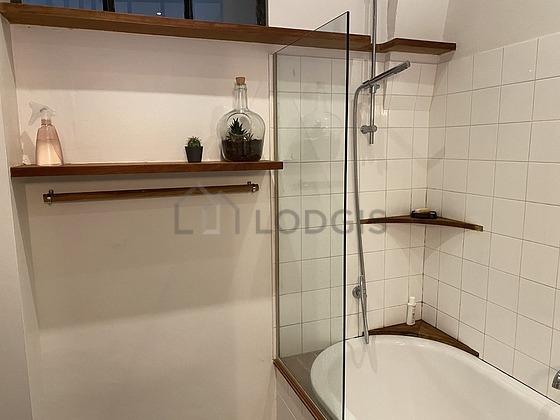 Bathroom equipped with bath towels