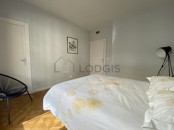 Chambre avec fenêtres donnant sur rue