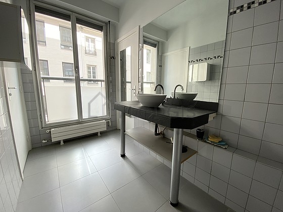 Salle de bain équipée de baignoire