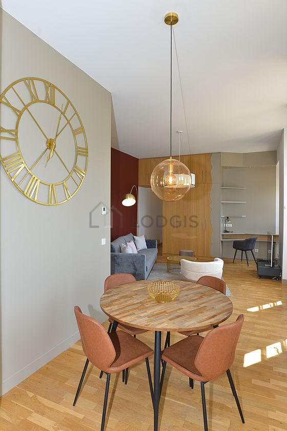 Salon avec du parquet au sol