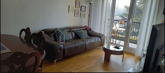 Very quiet living room furnished with tv, hi-fi stereo