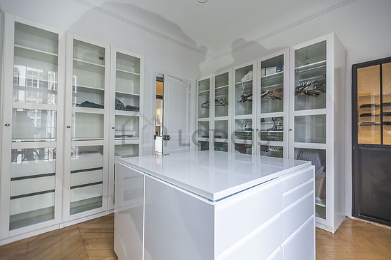 Dressing-room serviced with : storage space, cupboard