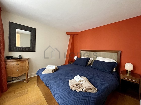 Chambre avec du parquet au sol