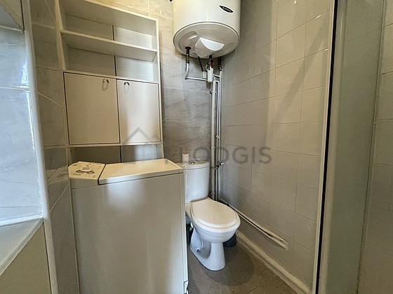 Pleasant and very bright bathroom with tile floor