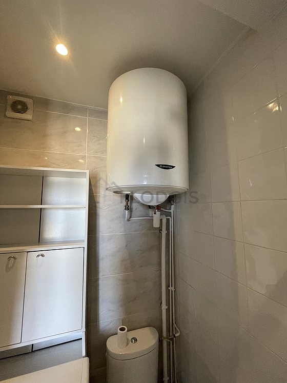 Salle de bain équipée de lave linge, douche séparée, radiateur sèche-serviettes