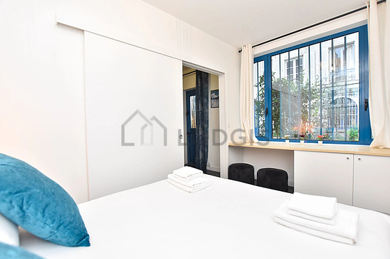 Chambre avec fenêtres