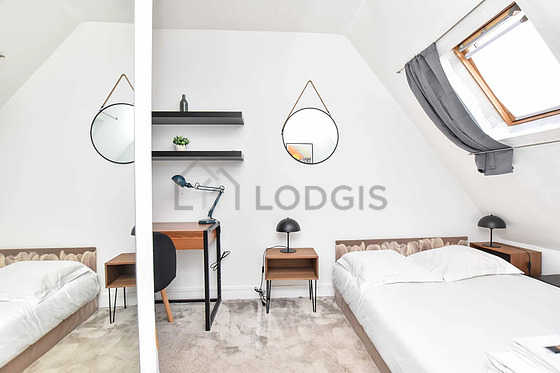 Living room furnished with 1 bed(s) of 140cm, tv, 1 chair(s)