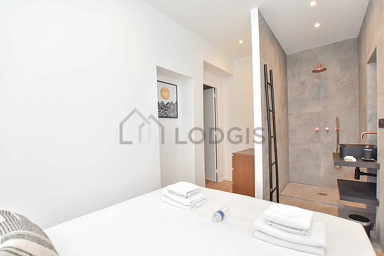 Chambre avec fenêtres
