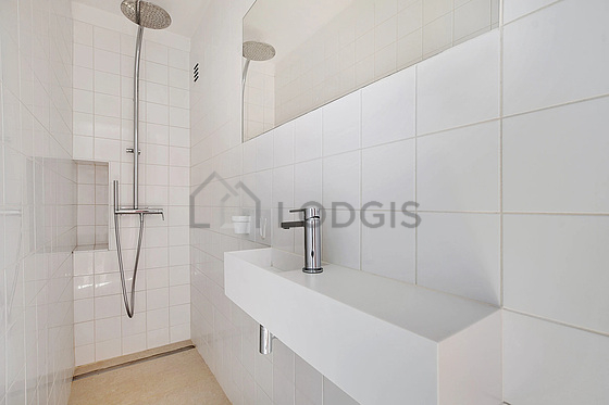 Salle de bain équipée de lave linge, serviettes de bain