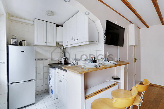 Cuisine équipée de lave linge, réfrigerateur