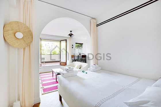 Chambre avec fenêtres
