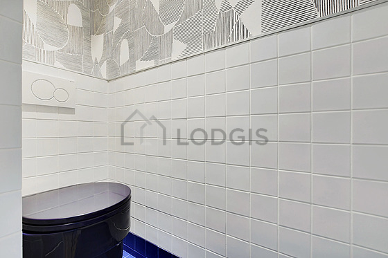 Salle de bain équipée de serviettes de bain