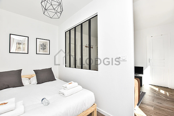 Chambre avec fenêtres