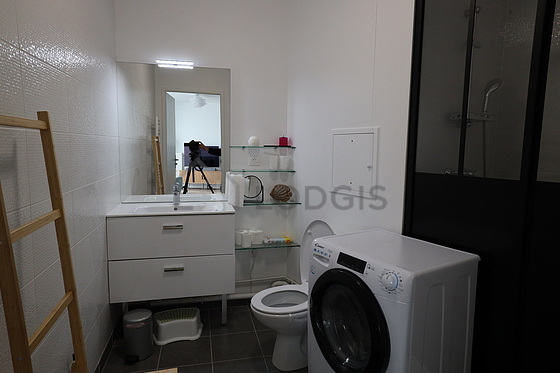 Pleasant and very bright bathroom with tile floor
