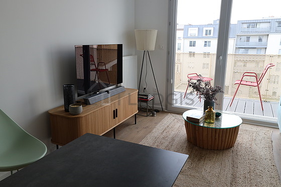 Salon avec du parquet au sol