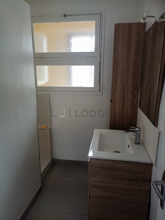 Bathroom equipped with separate shower, towel drying radiator