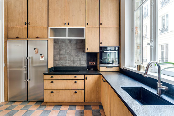 Cuisine équipée de lave vaisselle, plaques de cuisson, réfrigerateur, hotte