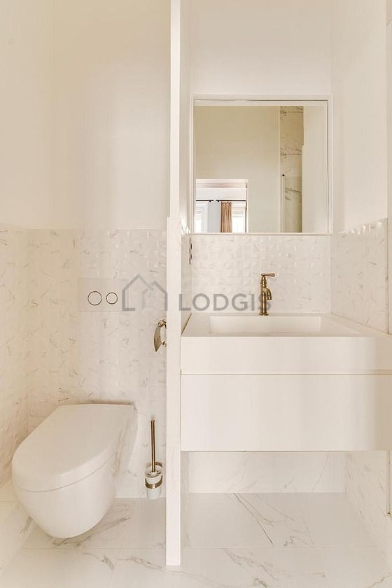 Salle de bain équipée de douche séparée
