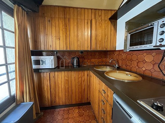 Cuisine équipée de lave vaisselle, plaques de cuisson, réfrigerateur, vaisselle