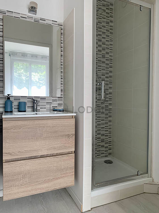 Agréable salle de bain très claire avec du parquet au sol