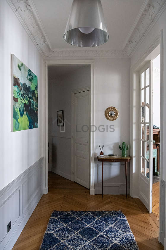 Très belle entrée avec du parquet au sol