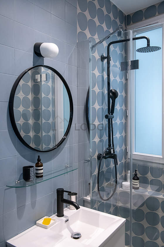 Agréable salle de bain très claire avec du carrelage au sol