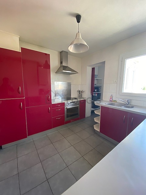Kitchen equipped with washing machine, dryer, refrigerator, extractor hood