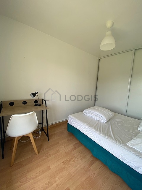 Chambre avec du parquet au sol