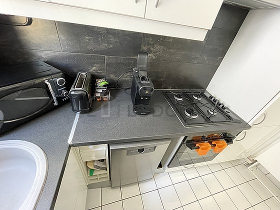 Cuisine équipée de lave vaisselle, plaques de cuisson, réfrigerateur, vaisselle