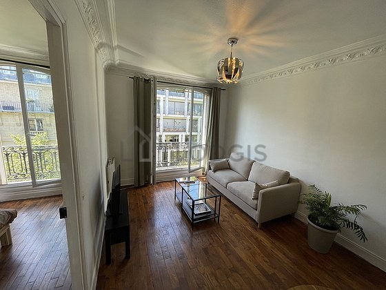 Salon avec du parquet au sol