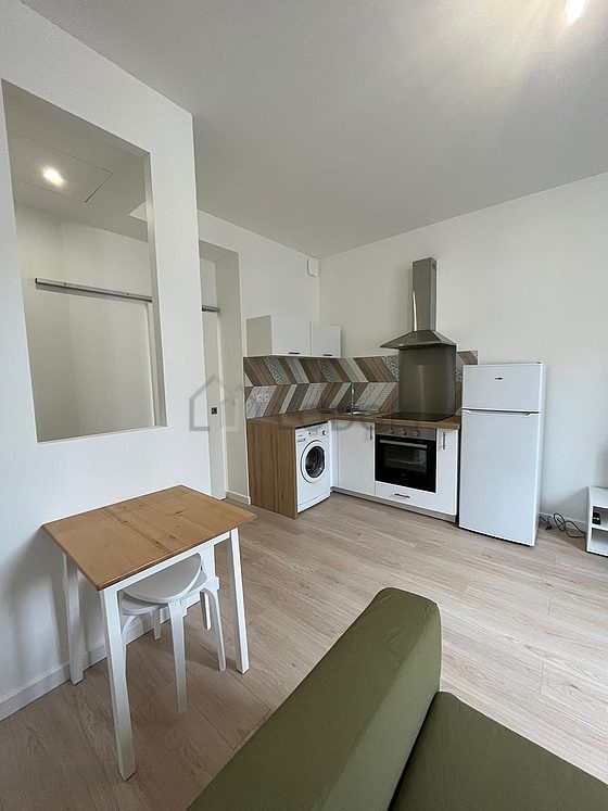 Cuisine équipée de lave linge, réfrigerateur, hotte, vaisselle