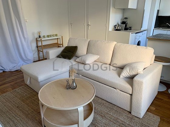 Salon avec du parquet au sol