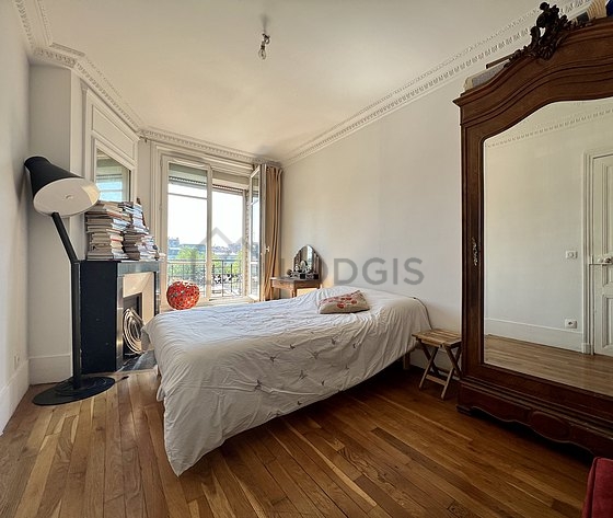 Chambre avec du parquet au sol