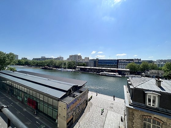 Salon avec du parquet au sol