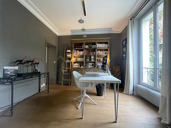 Bureau équipé de bureau, bibliothèque, etagère