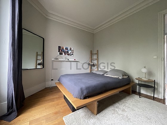 Chambre avec fenêtres