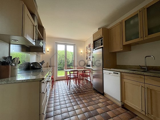 Cuisine équipée de lave vaisselle, plaques de cuisson, réfrigerateur, hotte